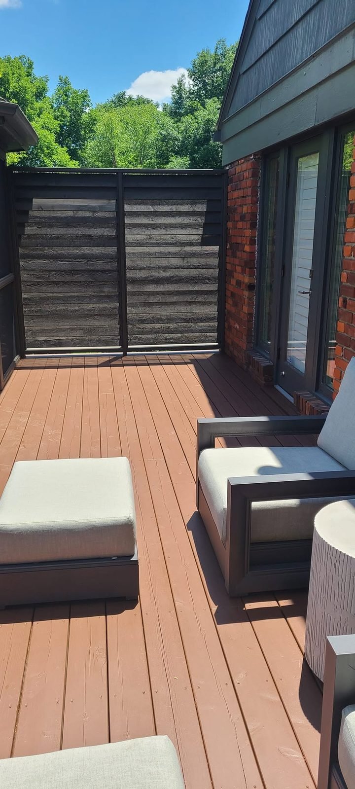 Upper deck with privacy screen after staining
